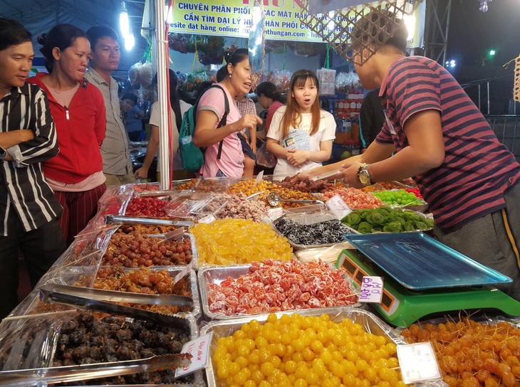 Hàng trăm đặc sản vùng miền đổ bộ về Sài Gòn đón Tết - Ảnh 3. Hàng trăm đặc sản vùng miền đổ bộ về Sài Gòn đón Tết - Ảnh 3.