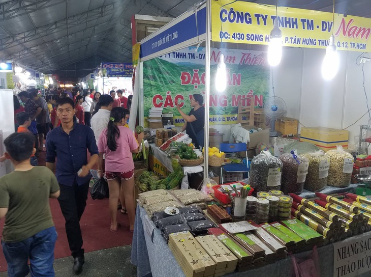 Hàng trăm đặc sản vùng miền đổ bộ về Sài Gòn đón Tết - Ảnh 1. Hàng trăm đặc sản vùng miền đổ bộ về Sài Gòn đón Tết - Ảnh 1.