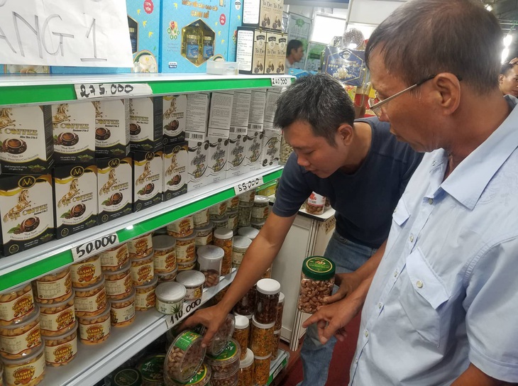 Hàng trăm đặc sản vùng miền đổ bộ về Sài Gòn đón Tết - Ảnh 4. Hàng trăm đặc sản vùng miền đổ bộ về Sài Gòn đón Tết - Ảnh 4.