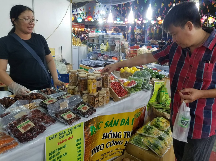 Hàng trăm đặc sản vùng miền đổ bộ về Sài Gòn đón Tết - Ảnh 5. Hàng trăm đặc sản vùng miền đổ bộ về Sài Gòn đón Tết - Ảnh 5.