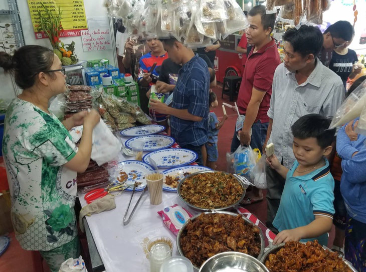 Hàng trăm đặc sản vùng miền đổ bộ về Sài Gòn đón Tết - Ảnh 7. Hàng trăm đặc sản vùng miền đổ bộ về Sài Gòn đón Tết - Ảnh 7.