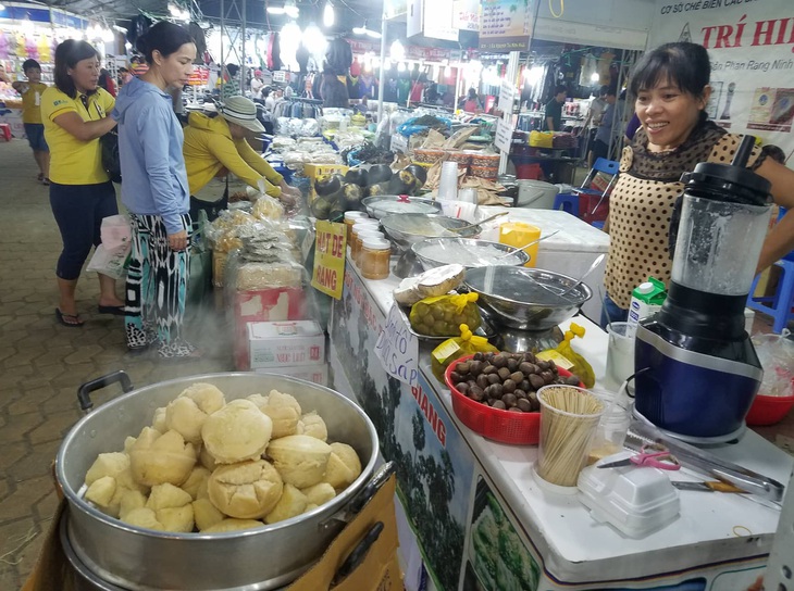Hàng trăm đặc sản vùng miền đổ bộ về Sài Gòn đón Tết - Ảnh 8. Hàng trăm đặc sản vùng miền đổ bộ về Sài Gòn đón Tết - Ảnh 8.