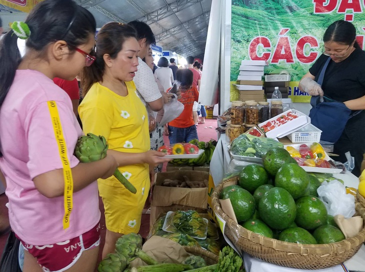 Hàng trăm đặc sản vùng miền đổ bộ về Sài Gòn đón Tết - Ảnh 9. Hàng trăm đặc sản vùng miền đổ bộ về Sài Gòn đón Tết - Ảnh 9.