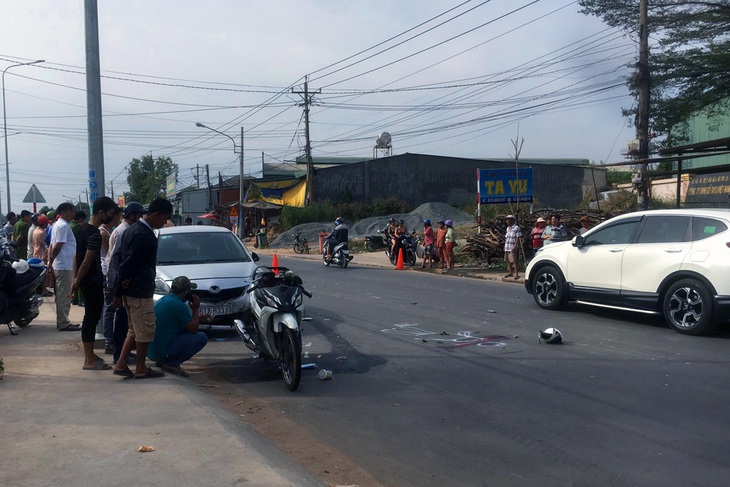 Vợ chết, chồng nguy kịch sau tai nạn liên hoàn giữa xe máy và 2 ôtô - Ảnh 1.