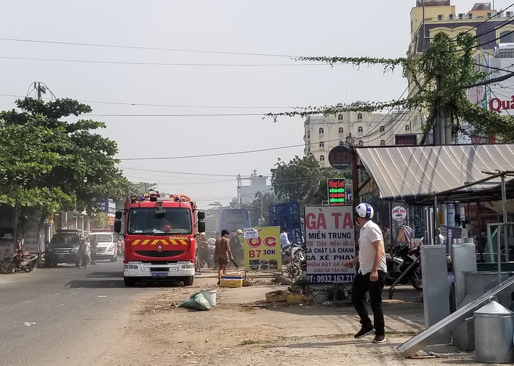 Công an nổ súng trấn áp thanh niên nghi ngáo đá nhốt, đánh đập vợ - Ảnh 1.