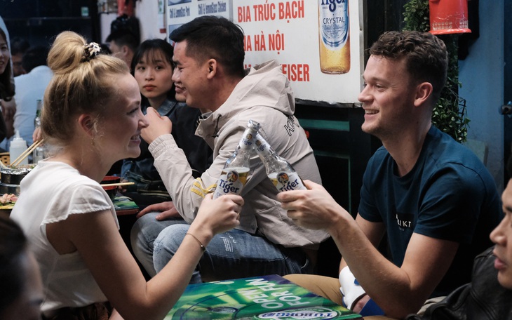 Khách Tây hào hứng đếm ngược đón giao thừa tại Hà Nội