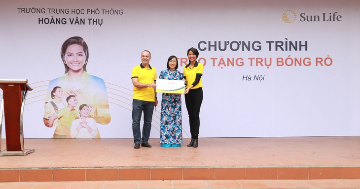 Sun Life tặng 110 trụ bóng rổ, 550 quả bóng rổ cho 81 trường học - Ảnh 1.