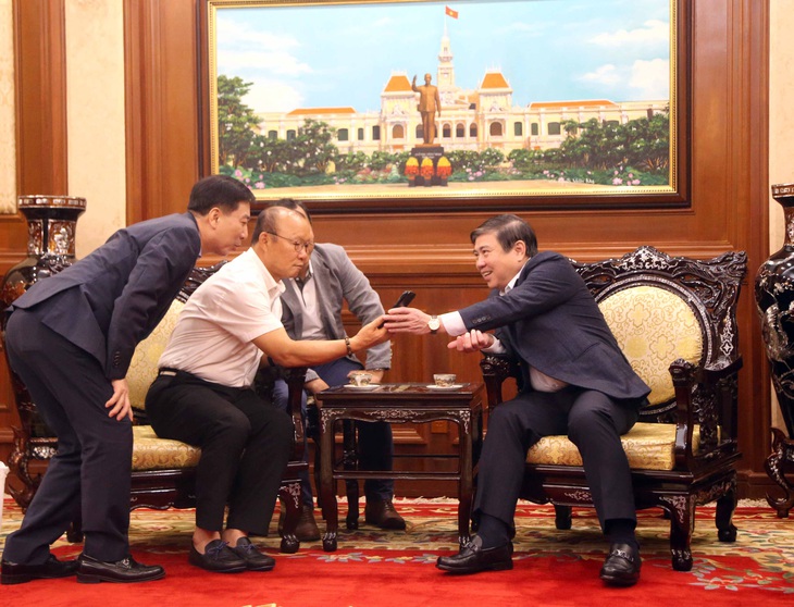 Ông Park muốn tuyển Việt Nam thi đấu một giải chính thức tại TP.HCM - Ảnh 2. Ông Park muốn tuyển Việt Nam thi đấu một giải chính thức tại TP.HCM - Ảnh 2.