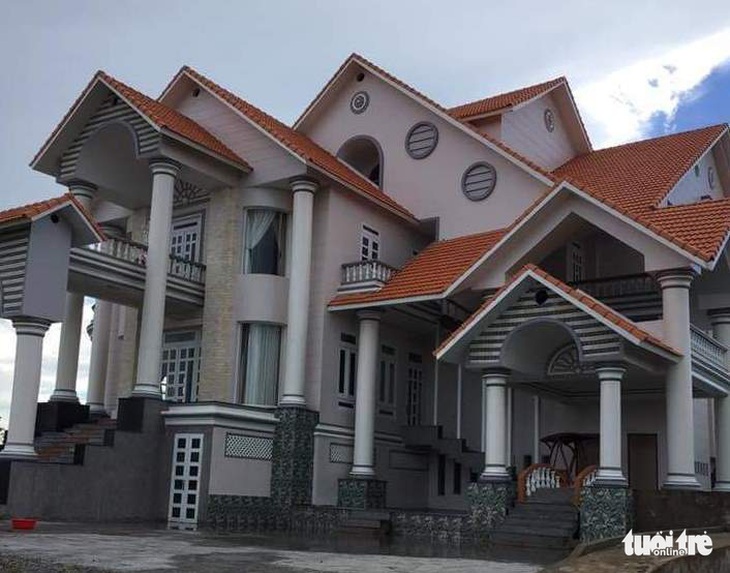 Truy tìm kẻ bắn đạn vào phòng ngủ biệt thự đại gia Sông Đốc - Ảnh 1. Truy tìm kẻ bắn đạn vào phòng ngủ biệt thự đại gia Sông Đốc - Ảnh 1.