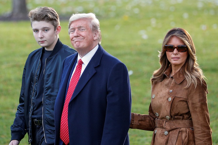 Bà Melania điên tiết vì con trai 13 tuổi bị lôi vào cuộc điều tra luận tội ông Trump - Ảnh 1.