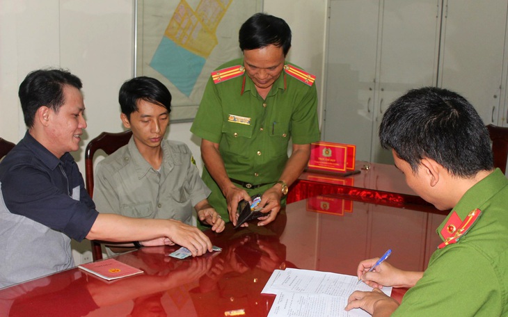 Nhặt được tiền bằng hai tháng lương, nhân viên vệ sinh tìm người trả lại - Ảnh 3.