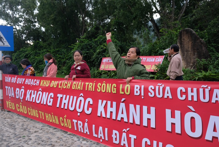 Dân Nha Trang lại căng băngrôn đòi đất tại dự án Sông Lô - Ảnh 1.