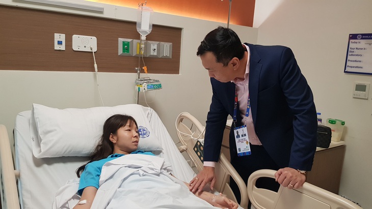 Kiệt sức sau trận đấu với Thái Lan, Hồng Nhung phải đi cấp cứu - Ảnh 1. Kiệt sức sau trận đấu với Thái Lan, Hồng Nhung phải đi cấp cứu - Ảnh 1.