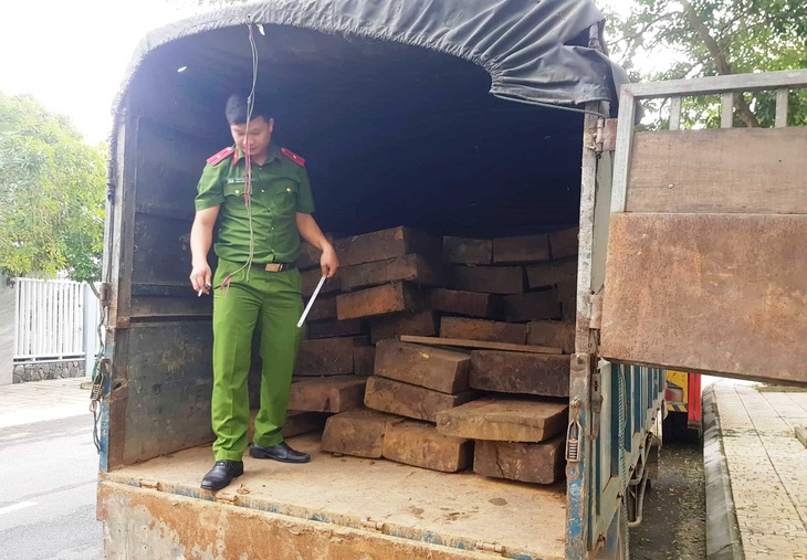 Tài xế chạy trốn bỏ lại hai ô tô chứa hàng chục phách gỗ lậu - Ảnh 1.