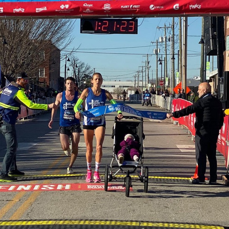 Vừa chạy bán marathon vừa đẩy nôi em bé, bà mẹ Mỹ thiết lập kỷ lục thế giới mới - Ảnh 1.