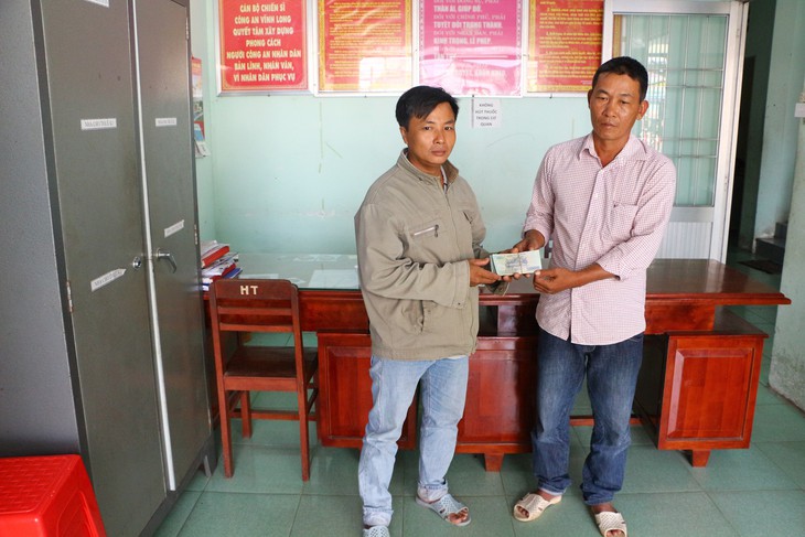 Anh thợ mộc Vĩnh Long trả 38 triệu đồng cho người đánh rơi - Ảnh 1. Anh thợ mộc Vĩnh Long trả 38 triệu đồng cho người đánh rơi - Ảnh 1.