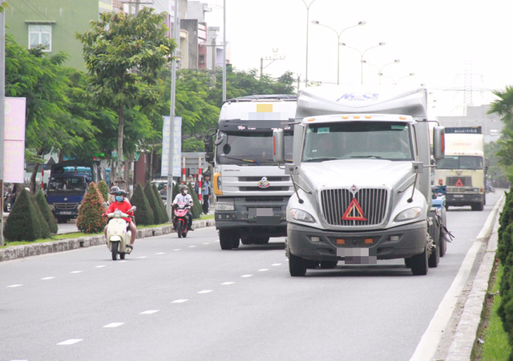 Công an vào cuộc xác minh đoàn xe đầu kéo vượt đèn đỏ ở Đà Nẵng - Ảnh 3.