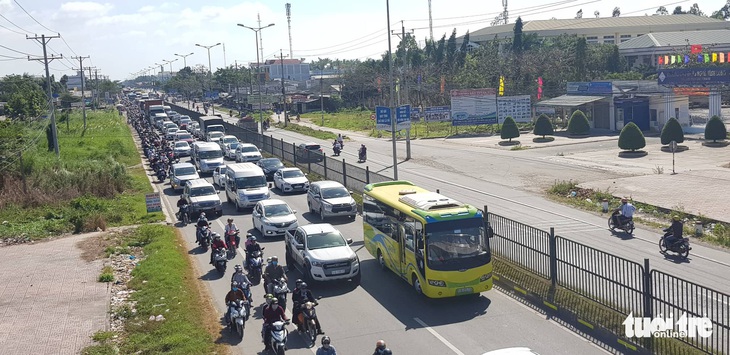 Xe khách chết máy trên cầu Mỹ Thuận, quốc lộ 1 kẹt chục cây số - Ảnh 2.