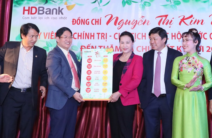 Chủ tịch Quốc hội thăm, chúc Tết HDBank, Vietjet - Ảnh 4.