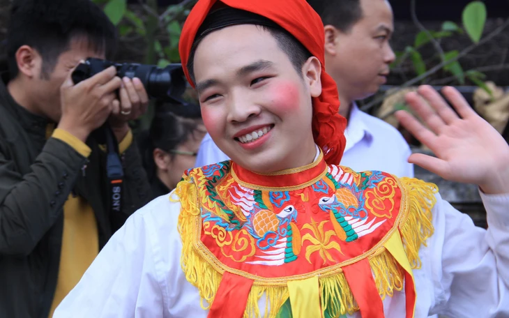 Bé 8 tuổi sáng đi học, chiều làm ‘con đĩ đánh bồng’ gây sốt hội làng Triều Khúc - Ảnh 14.