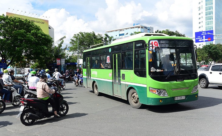 Tìm hướng tháo gỡ khó khăn cho xe buýt - Ảnh 1.