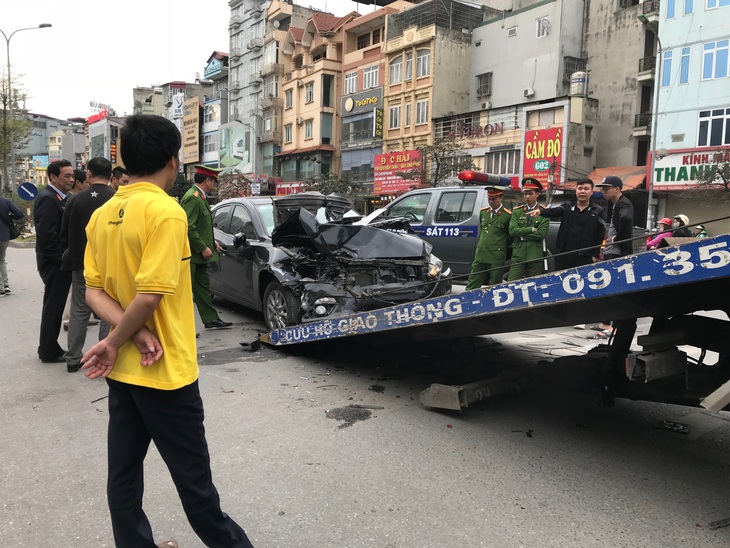 Ôtô Mazda đâm 2 xe máy và 2 ôtô, 3 người cấp cứu - Ảnh 3.