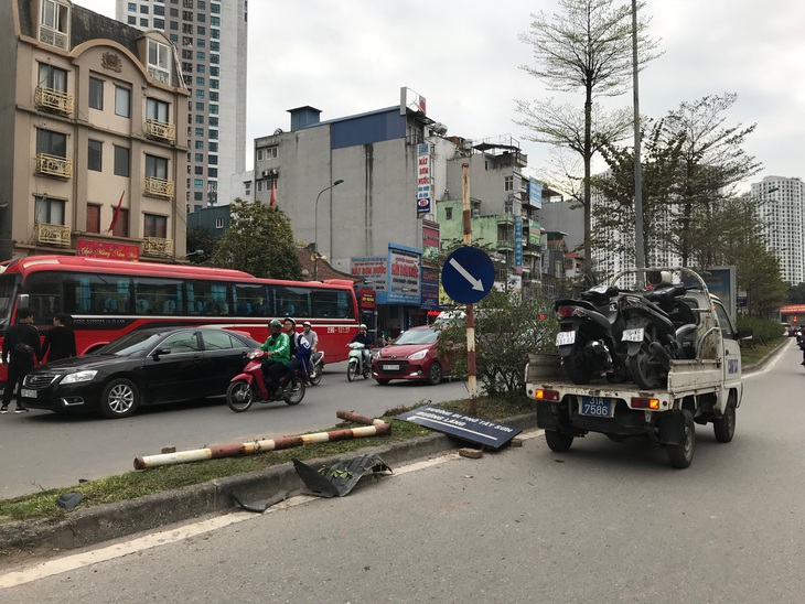 Ôtô Mazda đâm 2 xe máy và 2 ôtô, 3 người cấp cứu - Ảnh 2.