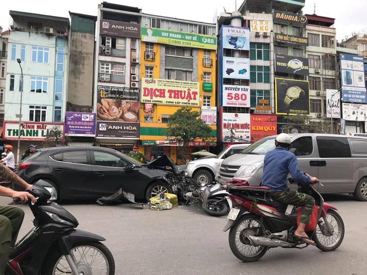 Ôtô Mazda đâm 2 xe máy và 2 ôtô, 3 người cấp cứu - Ảnh 1.