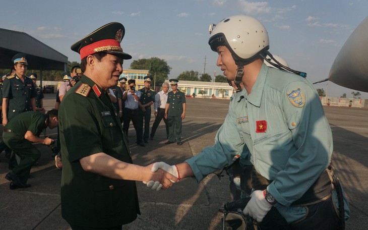 Bộ trưởng Bộ Quốc phòng kiểm tra huấn luyện bay ở sân bay Biên Hòa