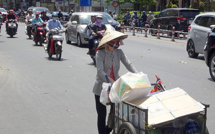 Mưa dông bao trùm Bắc Bộ, Nam Bộ tiếp tục nắng nóng