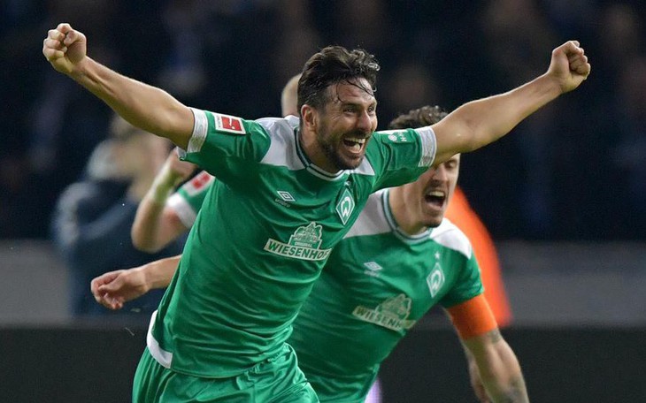 Pizarro với cú sút phạt đi vào lịch sử Bundesliga