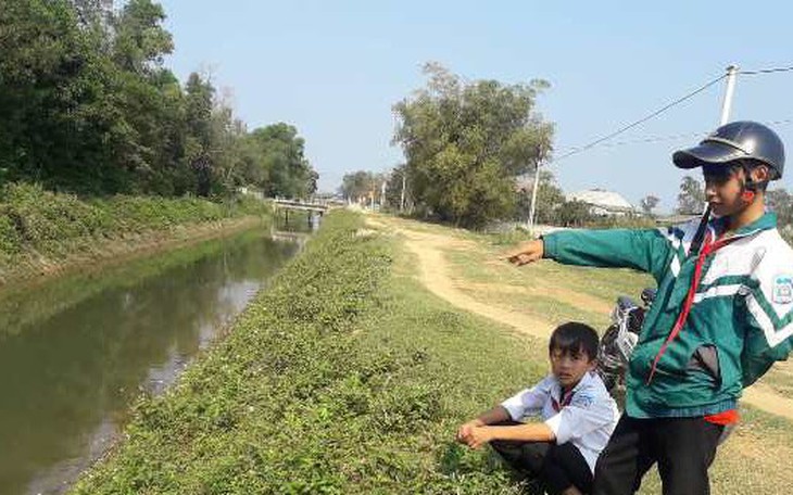 Học sinh lớp 7 lao xuống kênh cứu 2 em nhỏ đuối nước