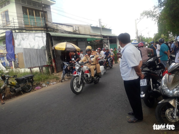 Mâu thuẫn chuyện tiền bạc, kéo băng nhóm chém người - Ảnh 3.