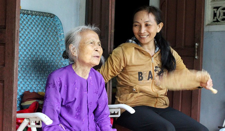 27 năm phụng dưỡng mẹ Việt Nam anh hùng - Ảnh 1. 27 năm phụng dưỡng mẹ Việt Nam anh hùng - Ảnh 1.