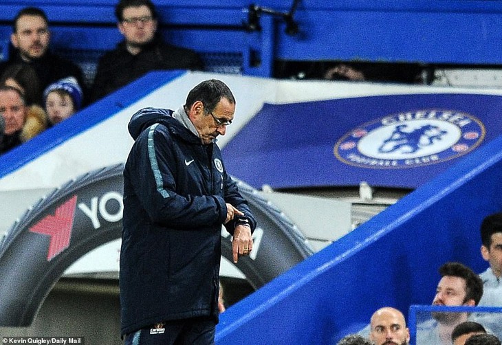 Nhiều CĐV Chelsea yêu cầu sa thải HLV Maurizio Sarri - Ảnh 1.