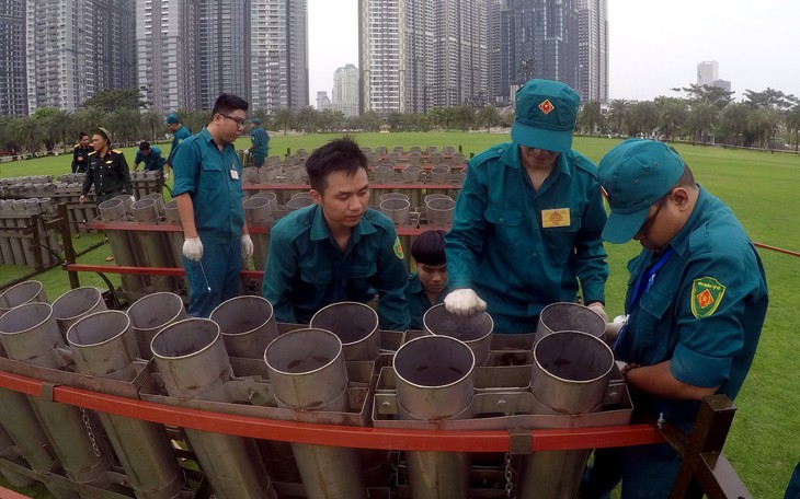 TP.HCM gấp rút chuẩn bị trận địa pháo hoa đêm giao thừa