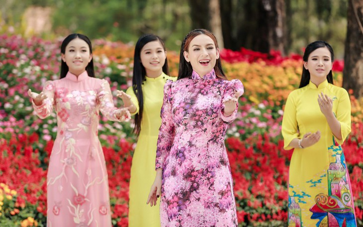 Phi Nhung cùng các con nuôi tung Mùa xuân hạnh phúc