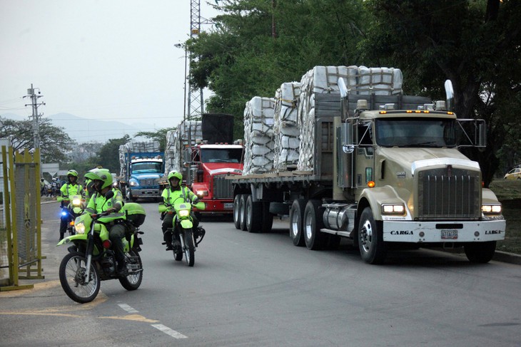 Quân đội Venezuela chặn biên giới biển ngăn hàng cứu trợ - Ảnh 1.