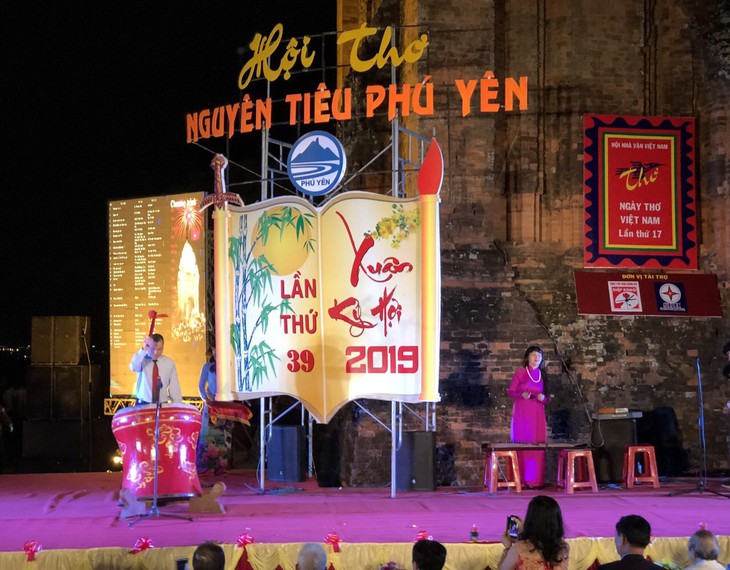 Phú Yên: Hàng nghìn người yêu thi ca trẩy hội thơ Nguyên tiêu lần thứ 39 - Ảnh 2. Phú Yên: Hàng nghìn người yêu thi ca trẩy hội thơ Nguyên tiêu lần thứ 39 - Ảnh 2.