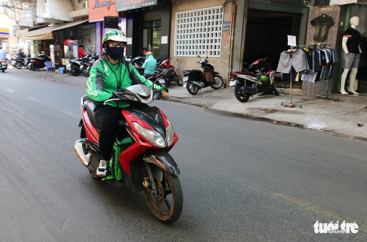 Nữ nhân viên giao hàng: Không dám mạo hiểm vì điểm thưởng - Ảnh 1.