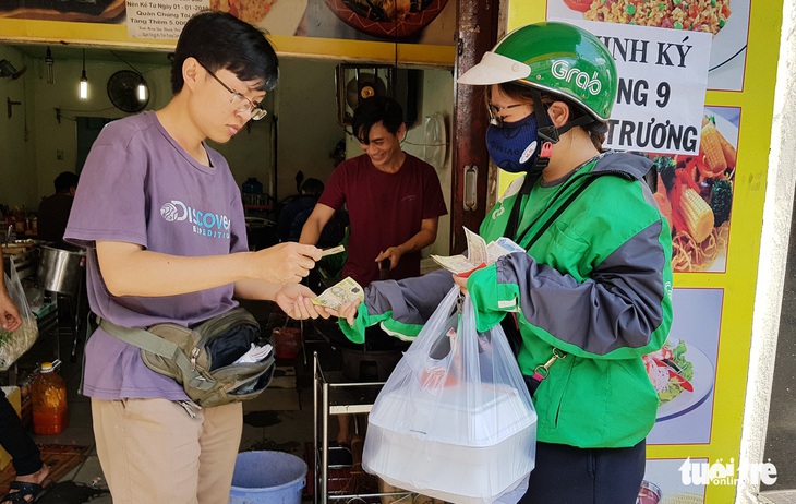 Nữ nhân viên giao hàng: Không dám mạo hiểm vì điểm thưởng - Ảnh 5.