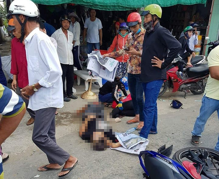 Xe tải va chạm xe máy, 8 người thương vong - Ảnh 1.