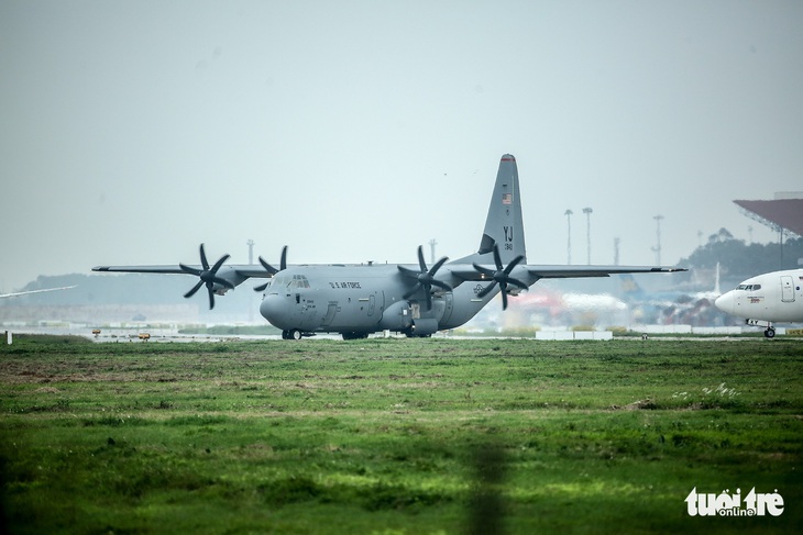 Hercules C-130J của Mỹ xuất hiện 2 giờ ở Nội Bài - Ảnh 5.