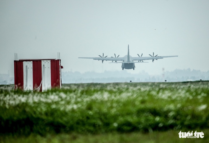 Hercules C-130J của Mỹ xuất hiện 2 giờ ở Nội Bài - Ảnh 8.