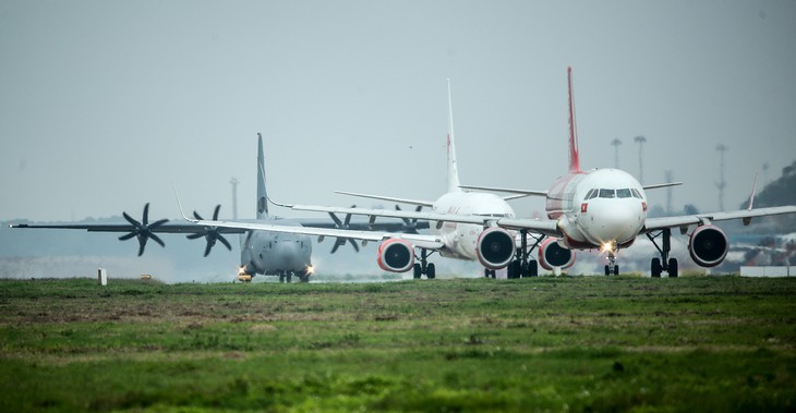 Hercules C-130J của Mỹ xuất hiện 2 giờ ở Nội Bài - Ảnh 6.