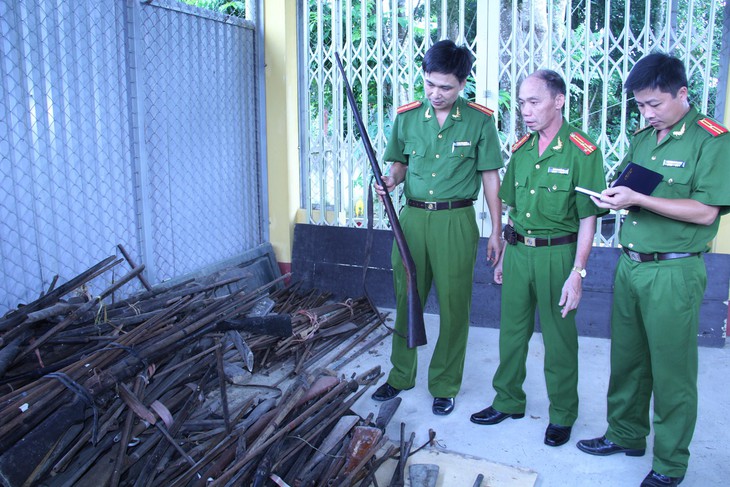 Nhầm tiếng gà gáy phát từ điện thoại, bắn chết một người đi săn khác - Ảnh 1.