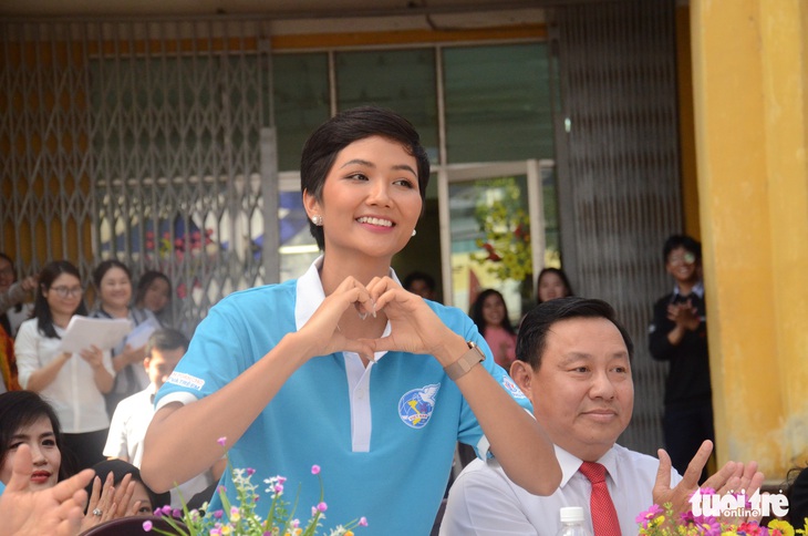 Học trò Ernst Thalmann hò reo không ngớt đón hoa hậu H’Hen Niê - Ảnh 6. Học trò Ernst Thalmann hò reo không ngớt đón hoa hậu H’Hen Niê - Ảnh 6.