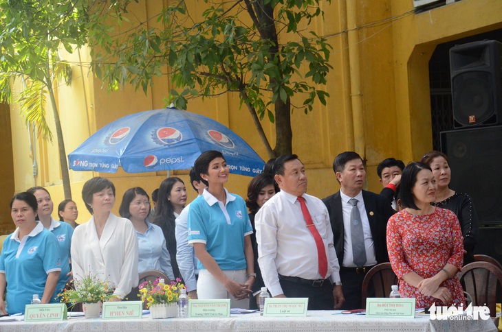 Học trò Ernst Thalmann hò reo không ngớt đón hoa hậu H’Hen Niê - Ảnh 3. Học trò Ernst Thalmann hò reo không ngớt đón hoa hậu H’Hen Niê - Ảnh 3.
