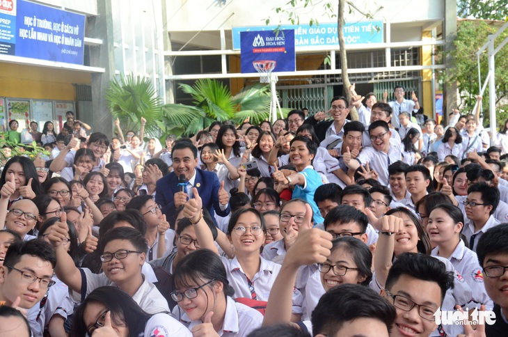 Học trò Ernst Thalmann hò reo không ngớt đón hoa hậu H’Hen Niê - Ảnh 2. Học trò Ernst Thalmann hò reo không ngớt đón hoa hậu H’Hen Niê - Ảnh 2.