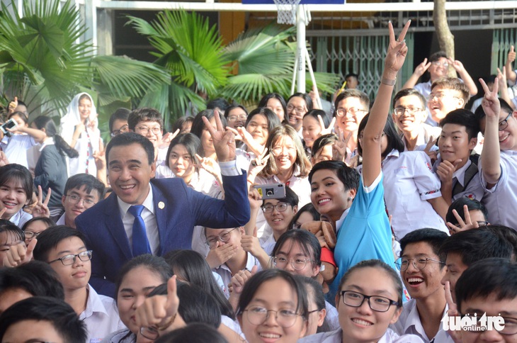 Học trò Ernst Thalmann hò reo không ngớt đón hoa hậu H’Hen Niê - Ảnh 8. Học trò Ernst Thalmann hò reo không ngớt đón hoa hậu H’Hen Niê - Ảnh 8.